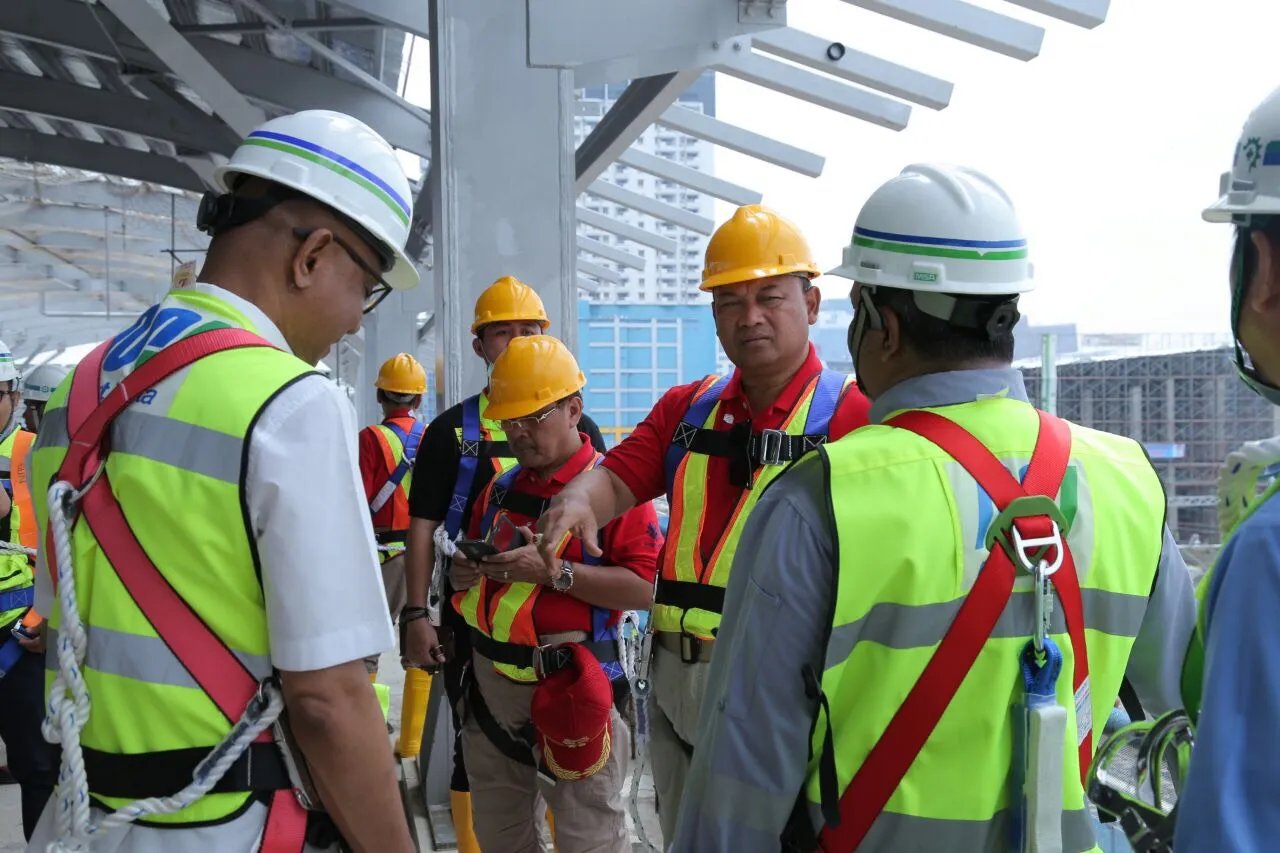 Konsultan pengawas konstruksi memantau pekerjaan kontraktor di proyek bangunan